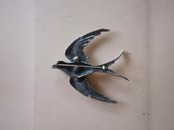 フランス 1900s エタン製 7c 飛ぶツバメとブローチ アンティーク