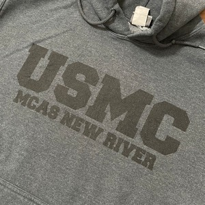 【MV SPORT】アメリカ軍 米軍 軍事基地 USMC MCAS New River ロゴ ミリタリー プリント パーカー スウェット プルオーバー フーディー S US古着