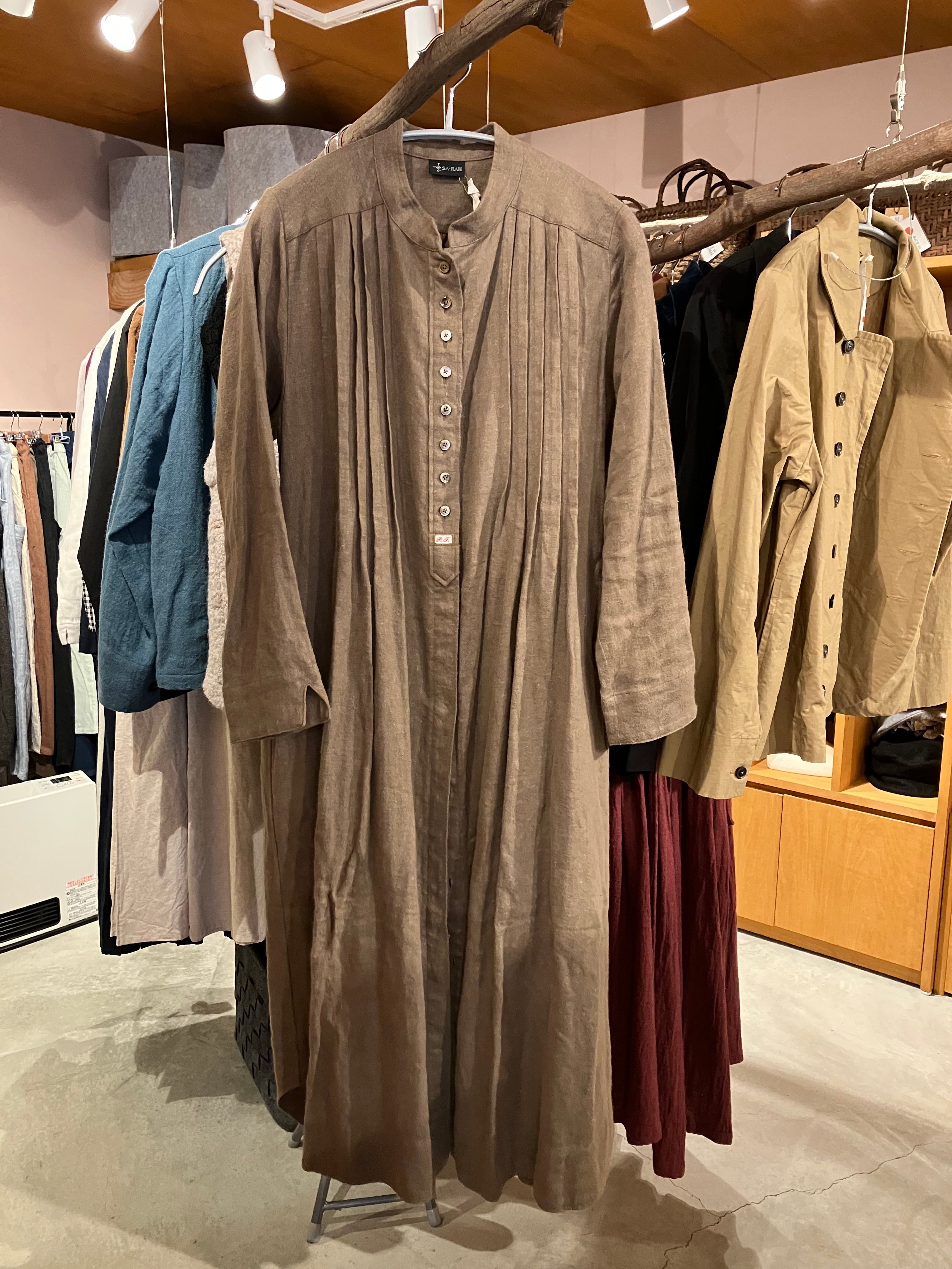 スタンドネックピンタックワンピース 長袖 起毛リネンブラウン Sa-Rah