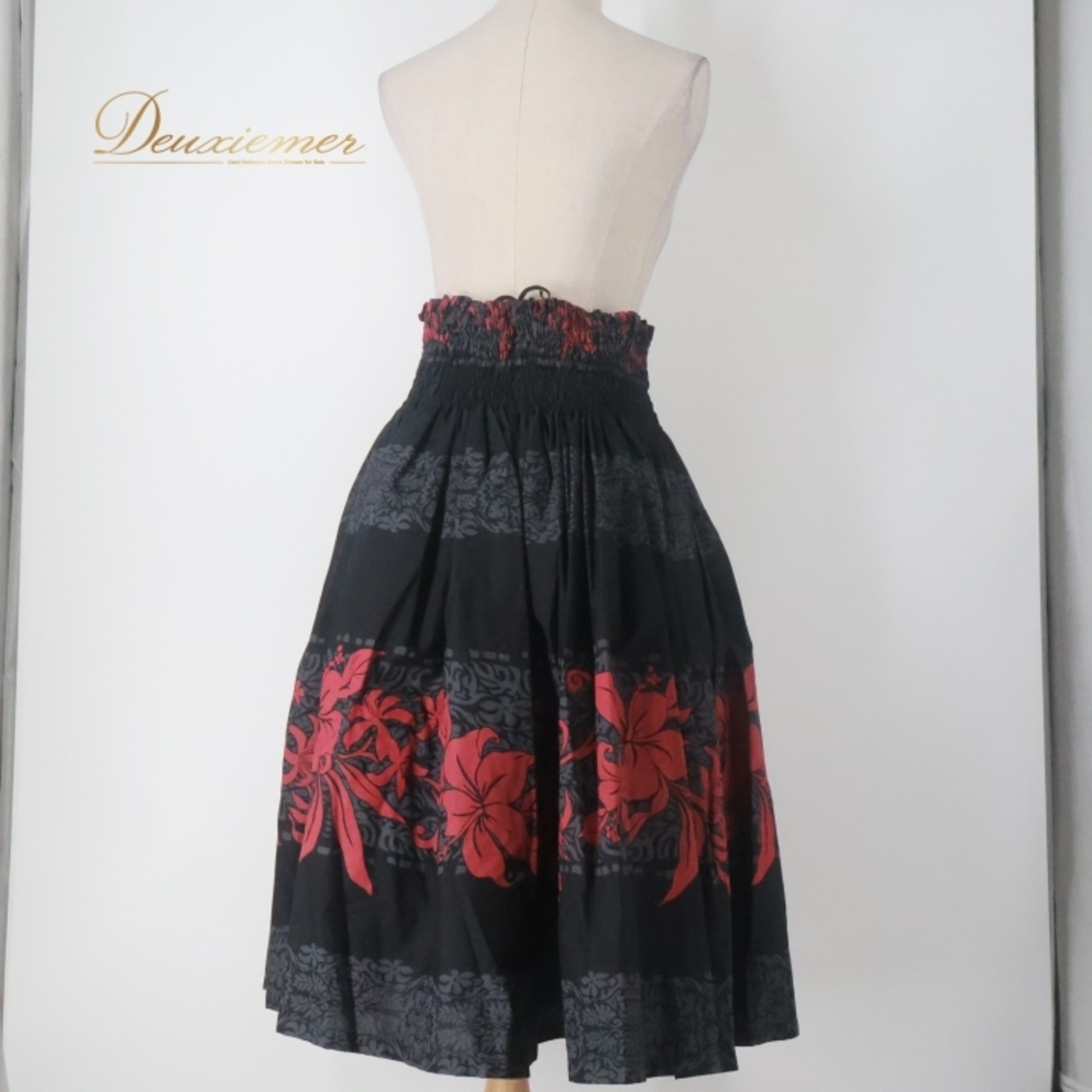 フラダンス 衣装 パウスカート ブラック系 ハレクアイレア 日本製 ハイビスカス柄 ハワイアンプリント アロハ フラ ダンス レッスン 練習 植物柄 花柄 シングル スカート グレイ系 レッド系 黒 灰色 赤 華やか かわいい おしゃれ 大人っぽい ブラック ハワイ アロハファッション フラダンスレッスン カジュアル おしゃれなスカート フラガール レディース