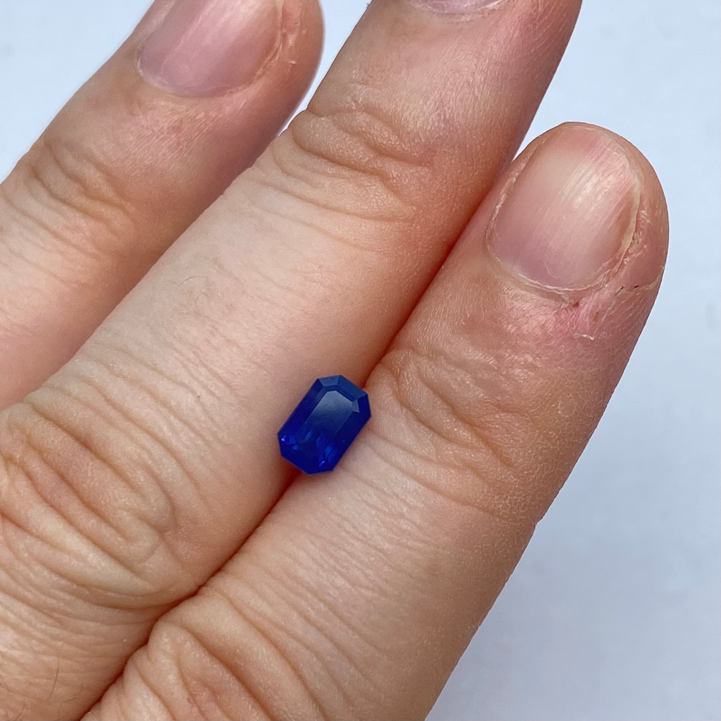 個性派　濃いミルキーブルーのサファイア