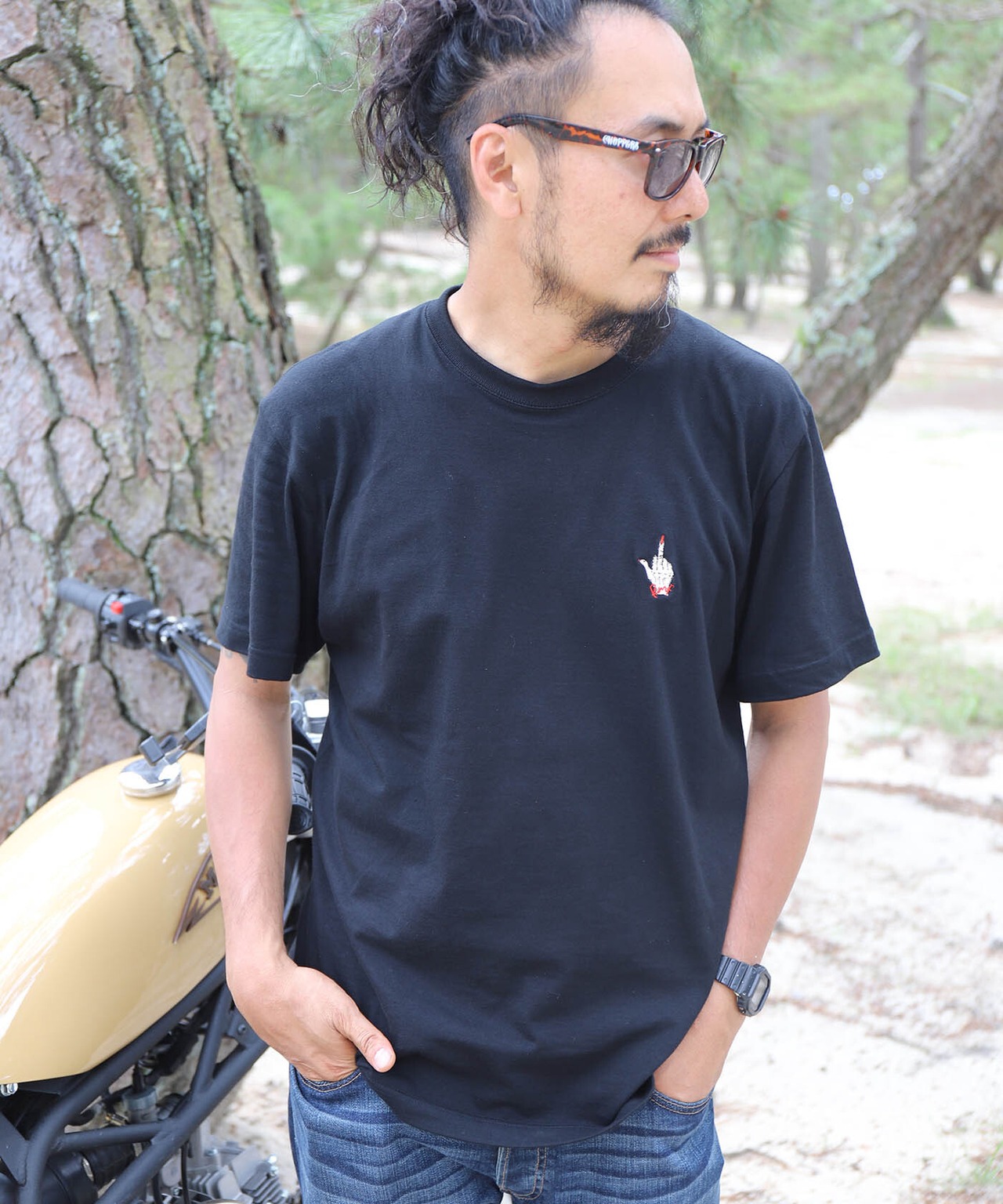 RAISE MIDDLE FINGER - 刺繍Tee (Sサイズ)