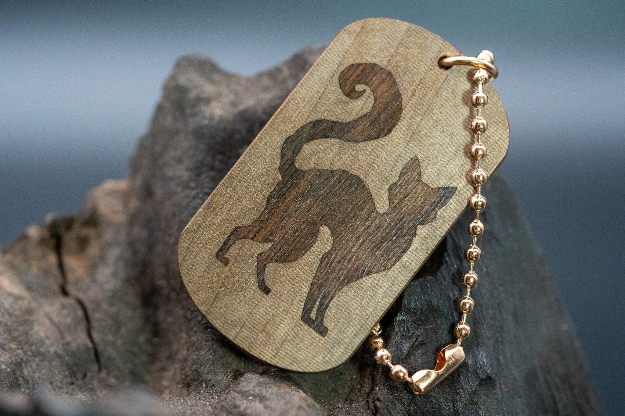 【 地と灰の銘木 】神代トチ ドッグタグ 象嵌 探る視線