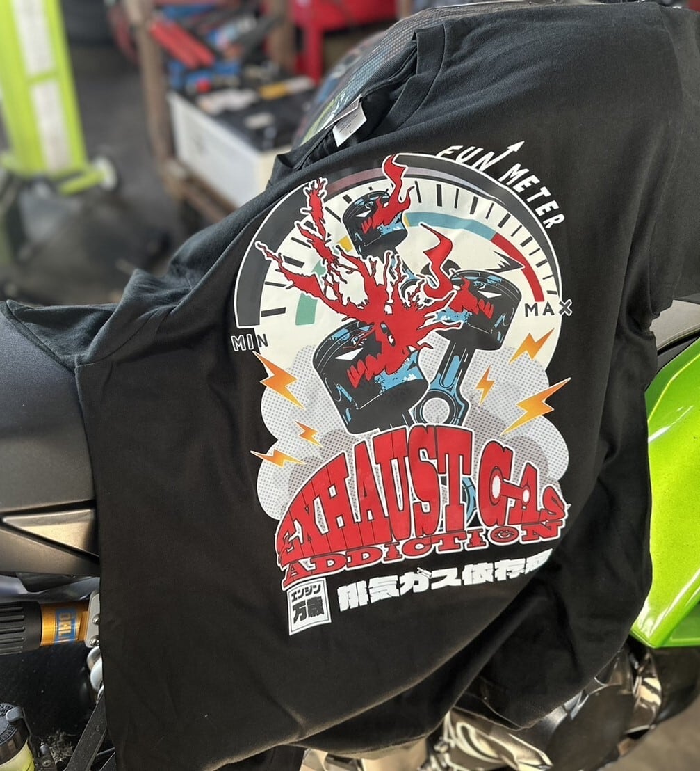 排気ガス依存症】Tシャツ/ブラック | 夜桜企画 秋田・ノスタルヂック
