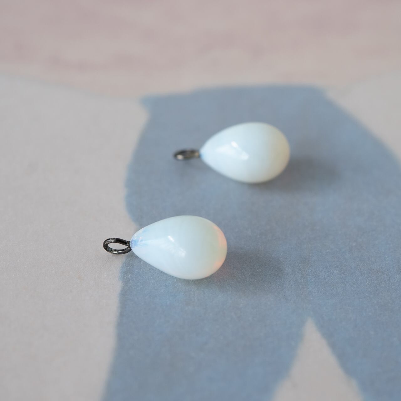 チェリーブランド ハンドメイド、ドロップガラスチャーム(乳白色・2コ)