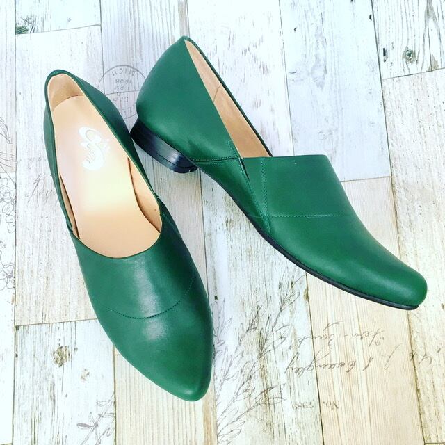 踵を踏んでも履けるスリッポン