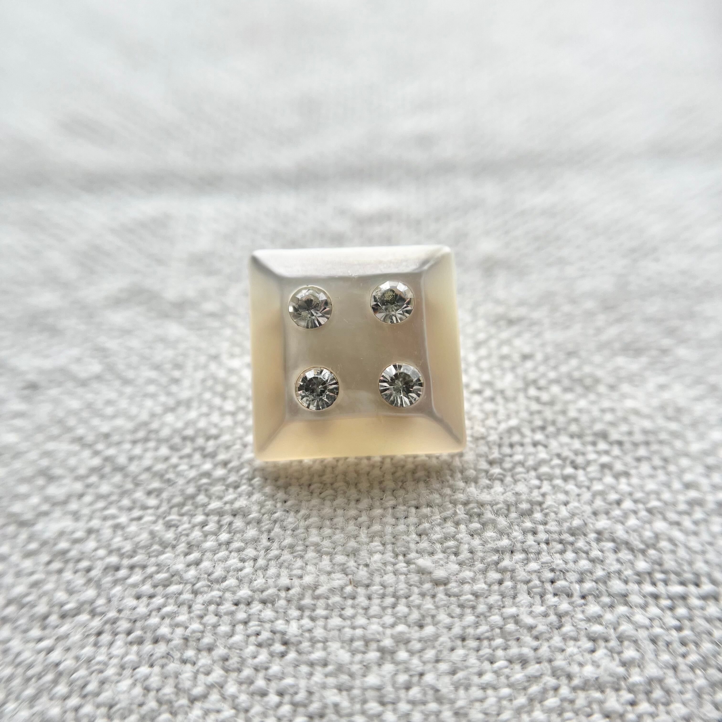 4粒ラインストーン×スクエアパールホワイト 17㎜