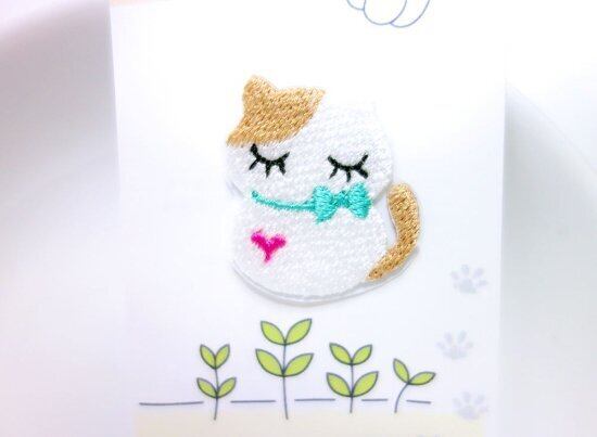 シールにもなる猫の刺繍ワッペン◆ねこだるま　ブチ茶