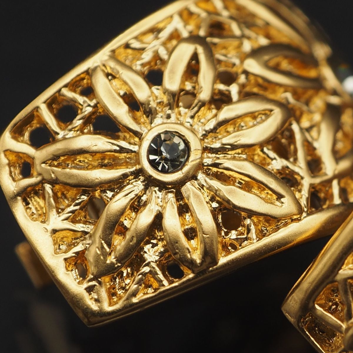 GIVENCHY ブローチ 【公式通販】