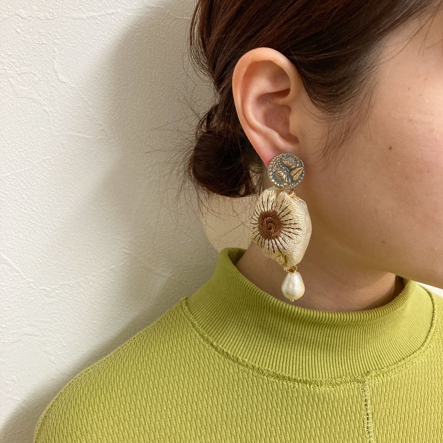 お花チェコカボションとオーガンジー刺繍ぷっくりタッセルの〈ピアス
