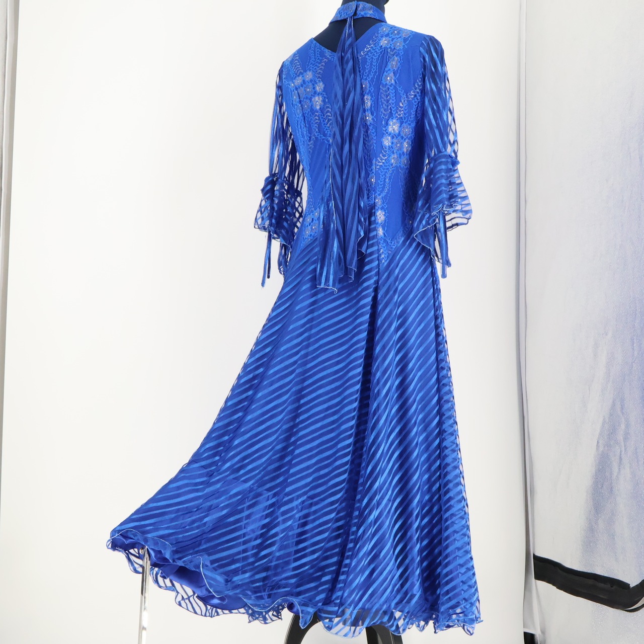 【美品 社交ダンス衣装】ブルー NIEL ワンピース ドレス 青 ストライプ 花柄 レース リボン 軽い 発表会 パーティ 上品 綺麗