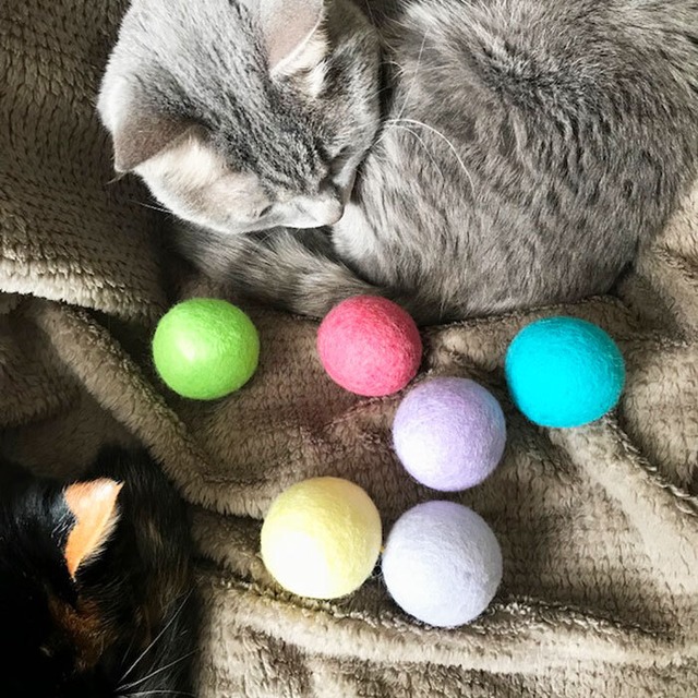 Wool Balls cat toy 猫のおもちゃ  猫用 フェルトボール LLサイズ 4.5cm アソート 6個パック　Wool Balls cat toy