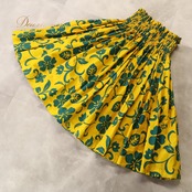 フラダンス 衣装 パウスカート イエロー系 ハイビスカス柄 プルメリア柄 花柄 植物柄 ハワイアンプリント ハワイアン アロハ フラ ダンス レッスン 練習 ハワイアンダンス シングル スカート フレア 黄 緑 グリーン系 華やか 鮮やか かわいい おしゃれ 大人っぽい ダンス衣装 練習着 レッスンウェア