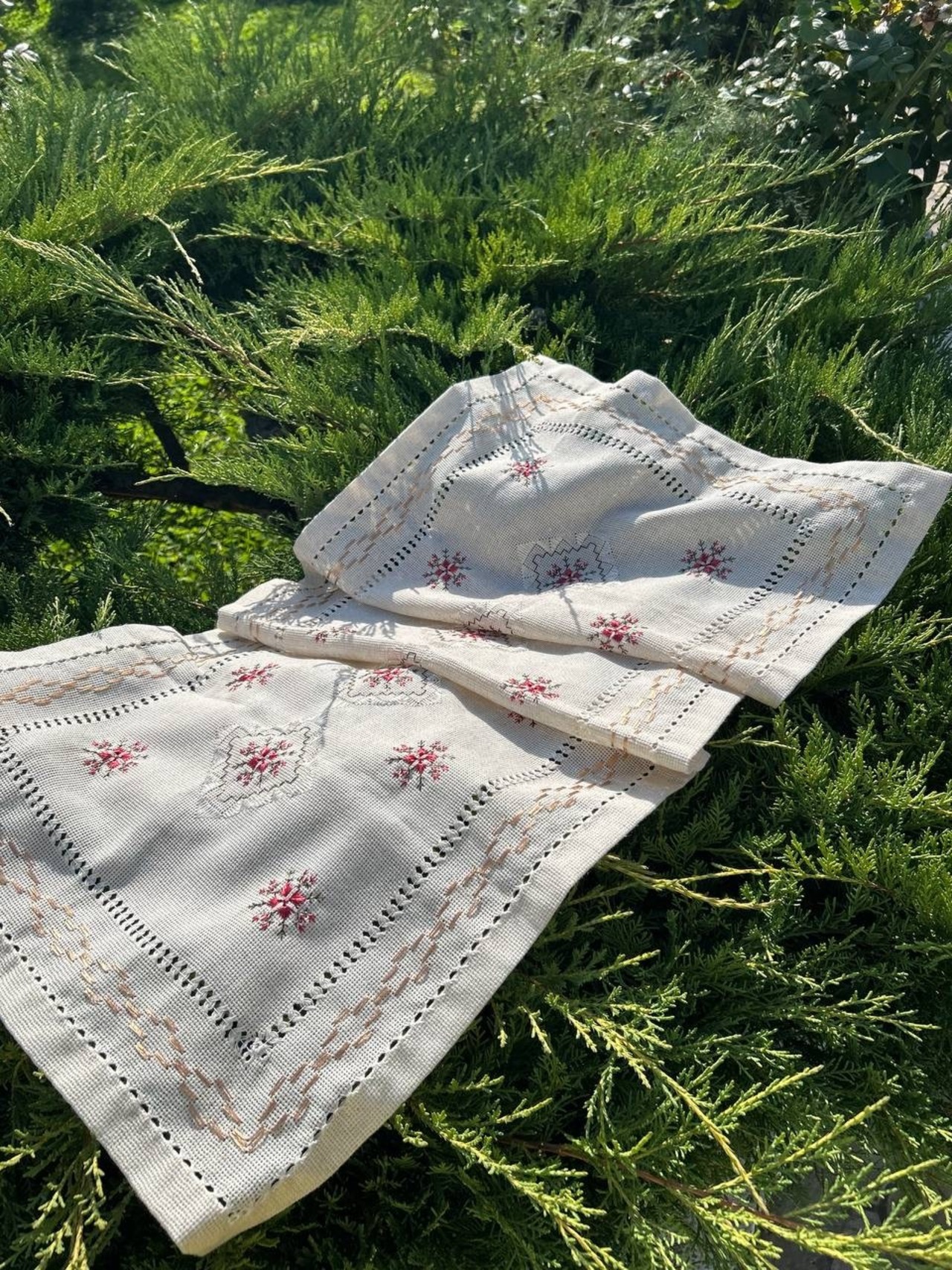 ウクライナ伝統手刺繍祭具タオル「ルシニク」　テーブルランナー - 1