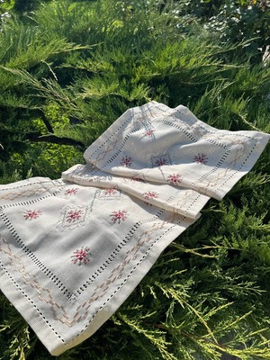ウクライナ伝統手刺繍祭具タオル「ルシニク」　テーブルランナー