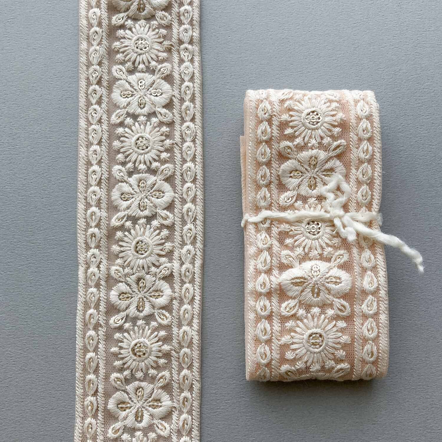 再入荷〉白いお花としずく縁の刺繍チュールリボン（1mカット） | Dua