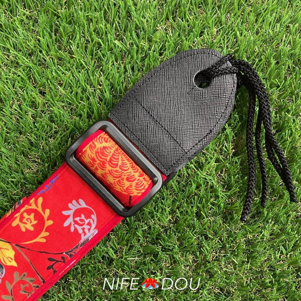 三線　生産地　沖縄　爪、三線立てつき　ショルダーベルトつき 三線 生産地 沖縄 爪、三線立てつき ショルダーベルトつき