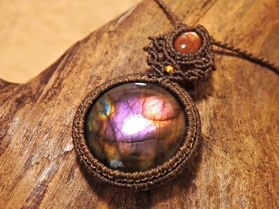 マクラメ編み ペンダント ラブラドライト サンストーン ハンドメイド マルチカラーラブラドライト & サンストーン マクラメペンダント