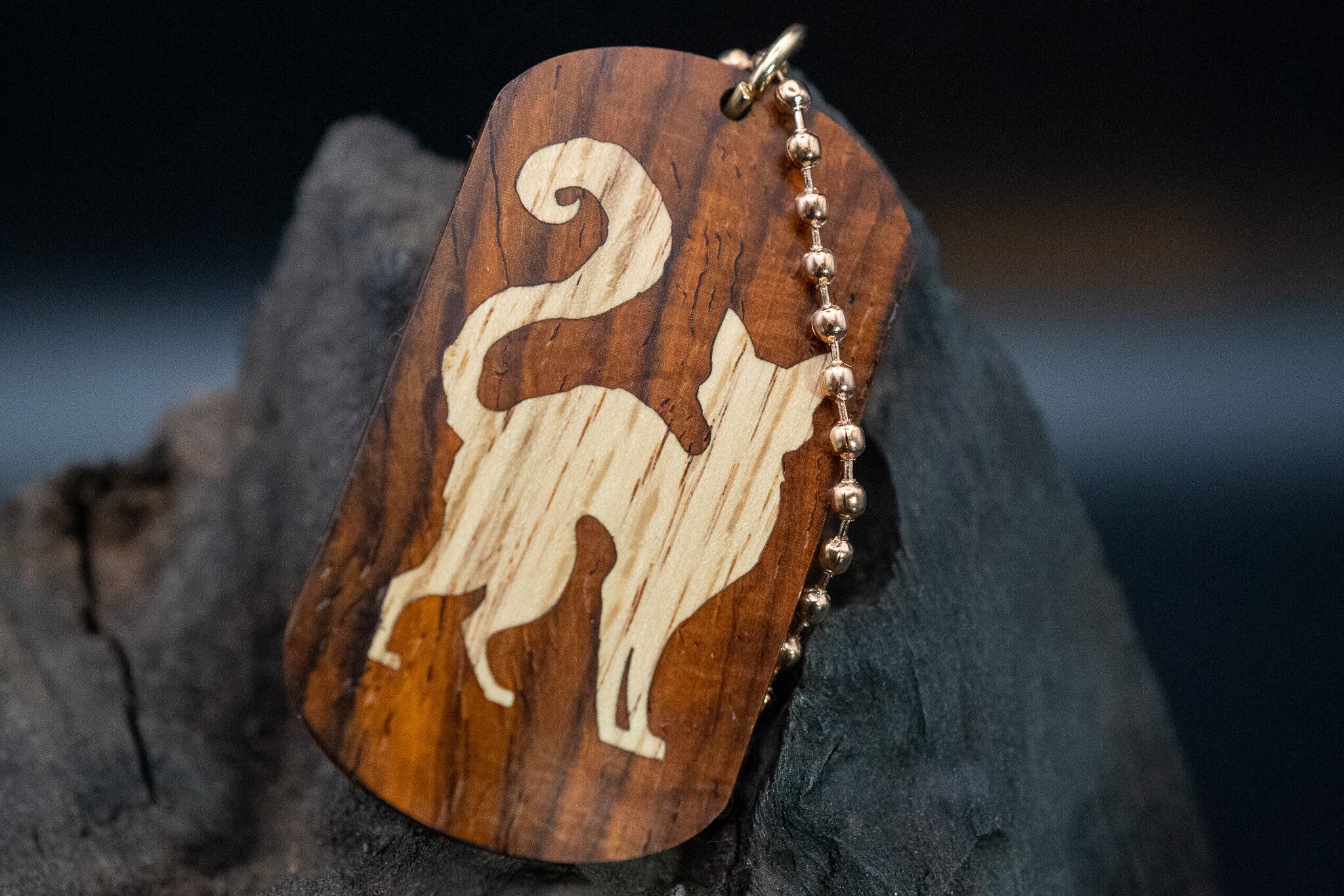 【 エスニックなローズウッド 】ココボロ 糸縮み杢 ドッグタグ 象嵌 探る視線