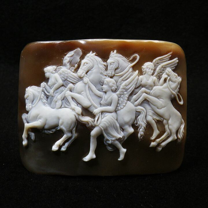 ニーノ・アメンドーラ作 ”馬を引く天使たち”