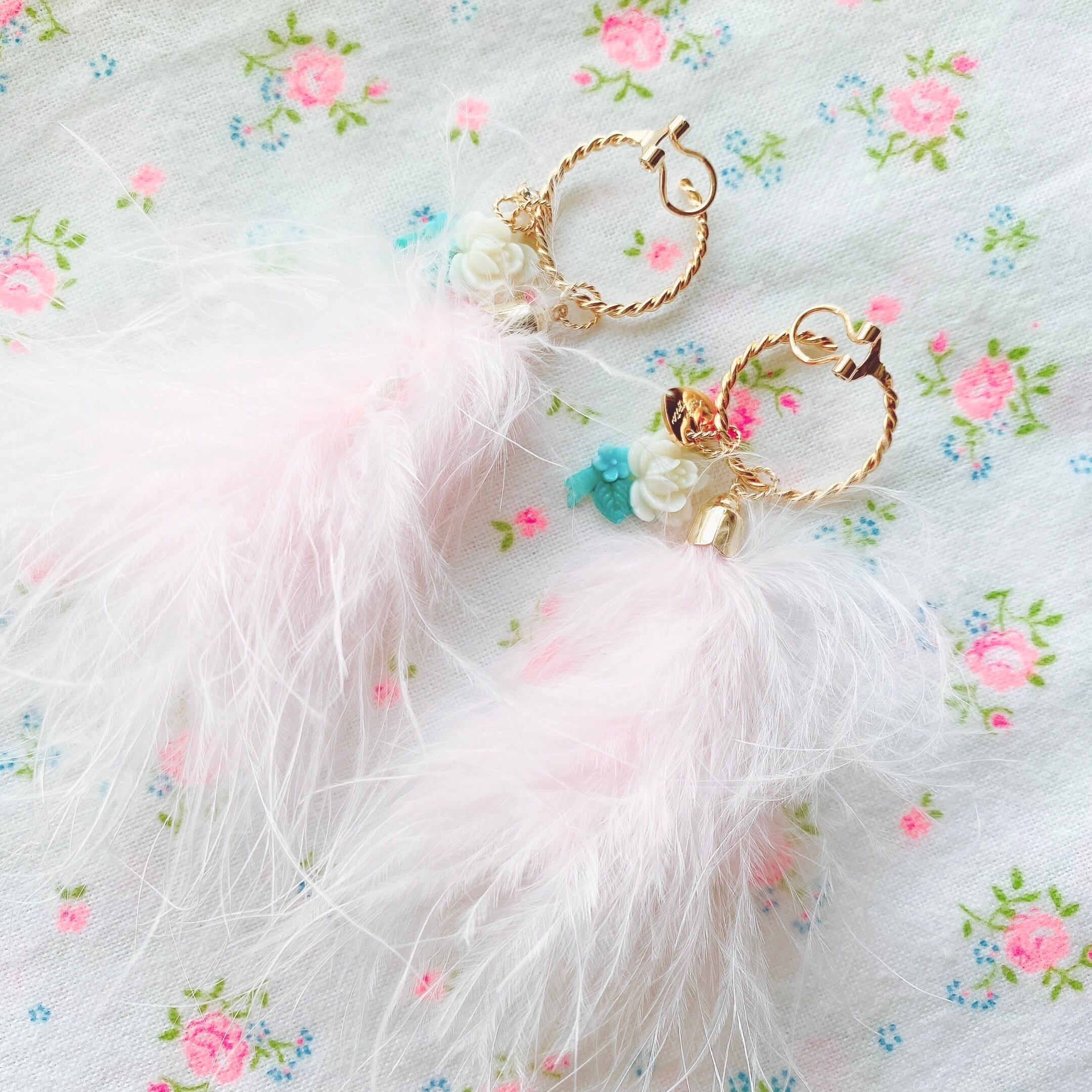 Pink fur and white flowers ear hoop  ファーと花束のイヤフープ　ピンク