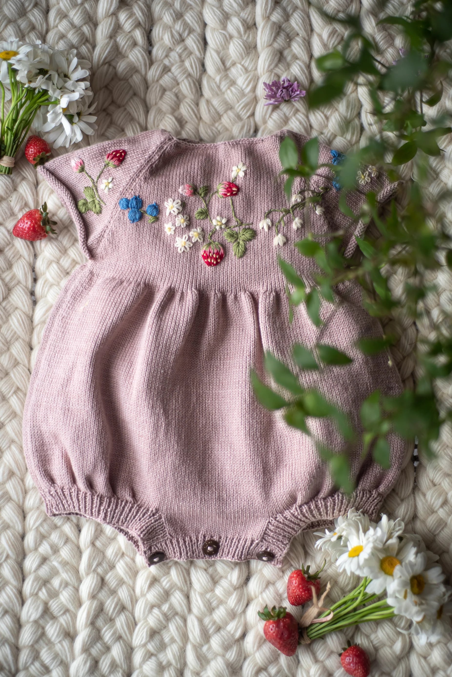 Shirley Bredal Strawberry ロンパース　いちご　刺繍 Hand-Knitted Vegan Cotton Romper | Marshmallow