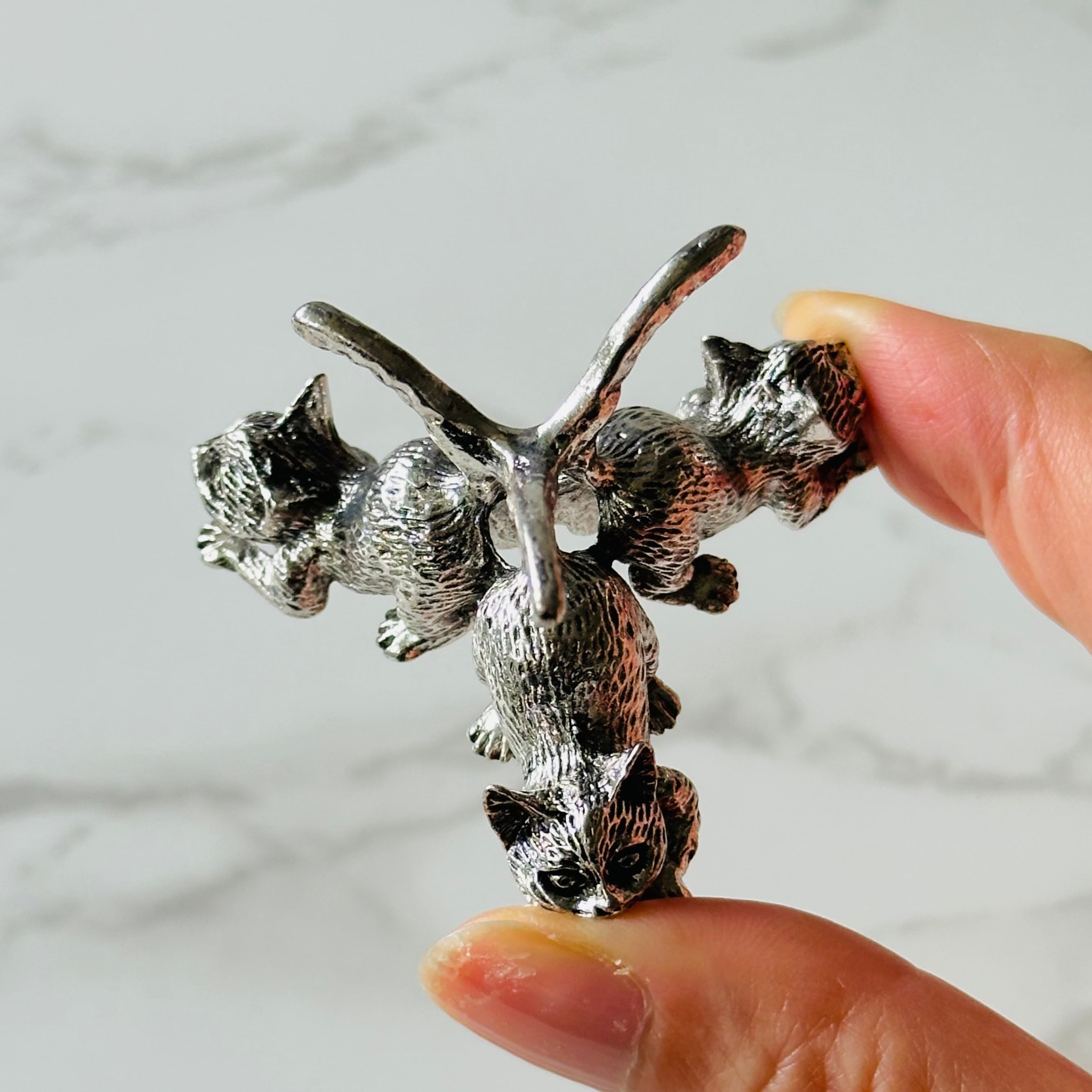 3匹の猫の台座（シルバー） | Mt.Sophia 天然石屋さん／マウントソフィア