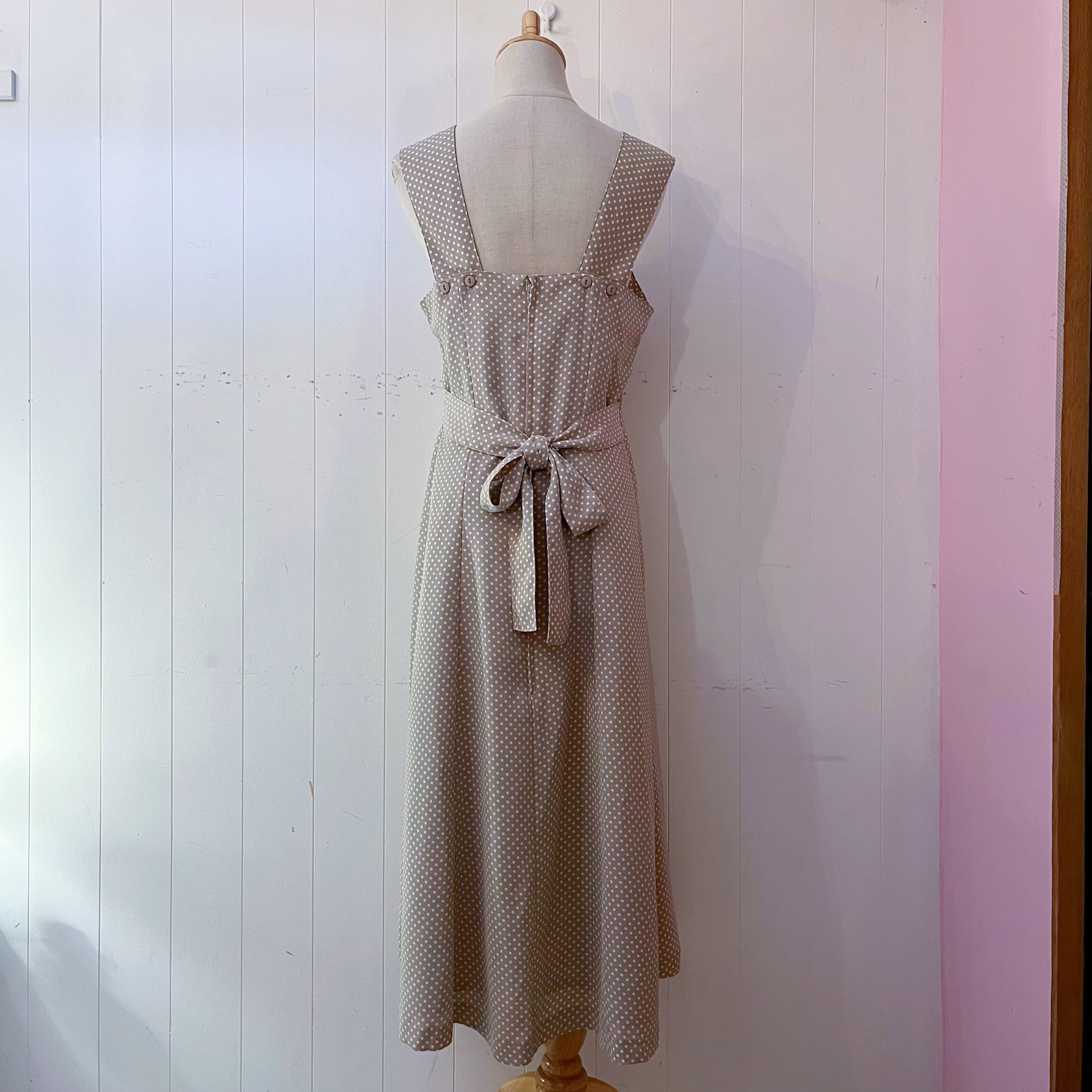beige dot waist ribbon jumper skirt