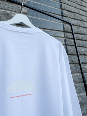 MAGNUM WEIGHT OVERSIZED GRAPHIC LONG-SLEEVE TEE  " White Sun "