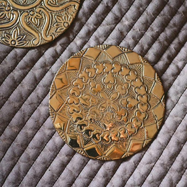 【 11/6 再入荷 】インドの真鍮コースター ゴールドA｜丸型 インテリア 雑貨店