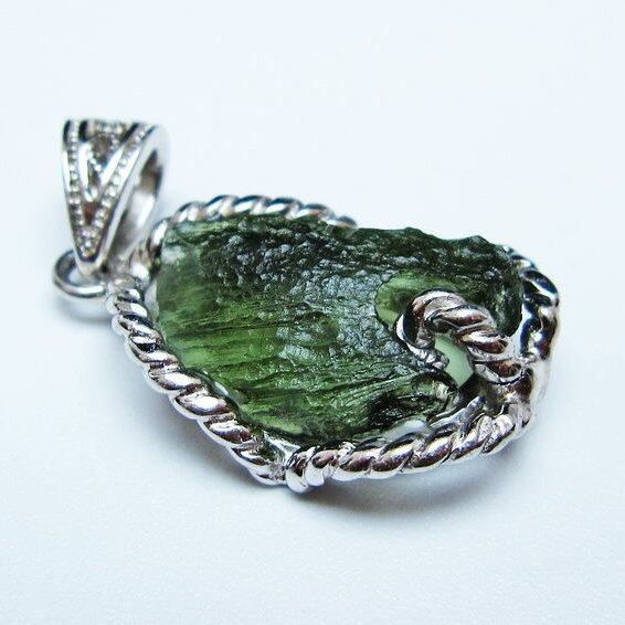 モルダバイト ペンダント モルダウ石 ペンダントトップ 原石 一点物 メール便可 [M便 1/20] 199-485