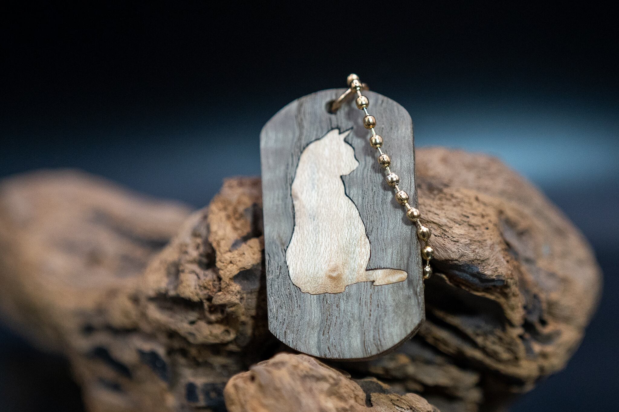 【 地と灰の銘木 】神代タモ 縮み杢 ドッグタグ 象嵌 横を向く上品な猫