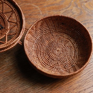 アタで作られた、とんがり頭の小物入れ