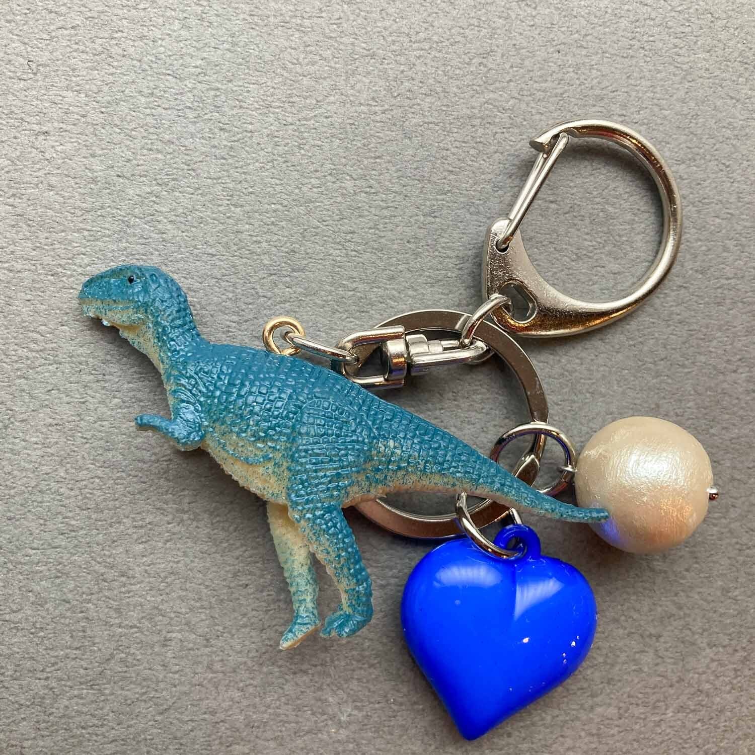 恐竜とぷっくりハートのバッグチャーム | Dua-アクセサリーパーツショップ
