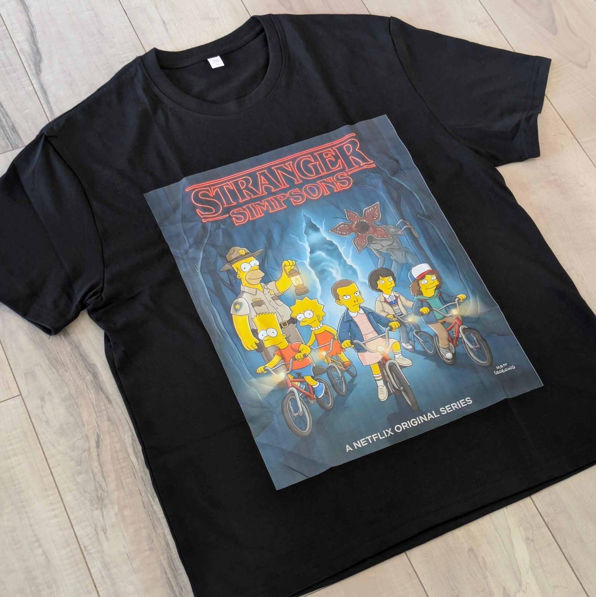 【 Stranger Simpsons（ストレンジャー シンプソンズ）】 Tシャツ / シンプソンズ / ストレンジャーシングス 〚アメリカン雑貨 アメトイ〛