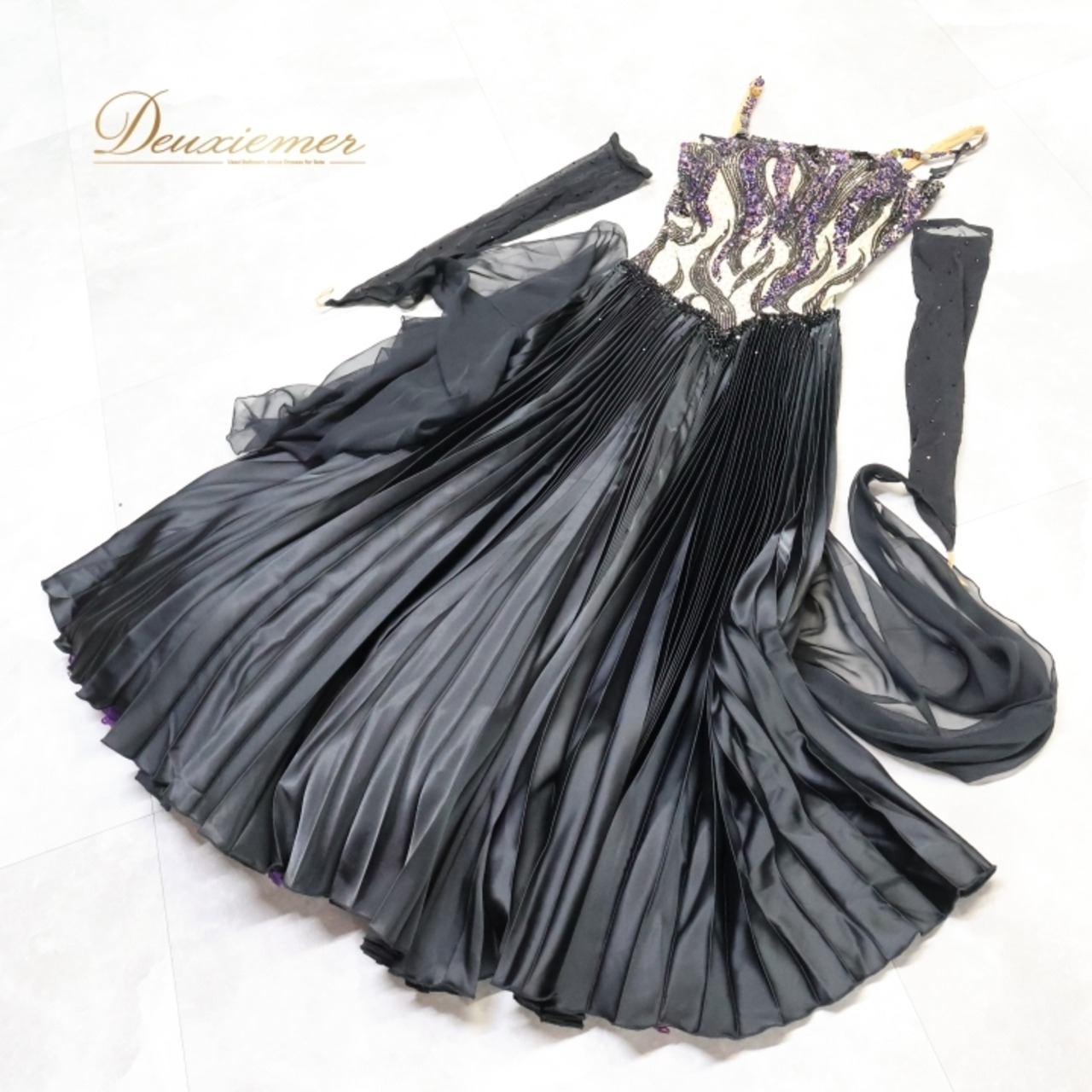 社交ダンス 衣装 DSI スタンダードドレス ワンピース ドレス スタンダード フロート プリーツ 紫 黒 デモ 競技 ダンス パーティ 発表会 上品 高級感 クロッチ ブラック系 パープル系 光沢感 フォーマル 舞台衣装 ダンスイベント オシャレ お洒落
