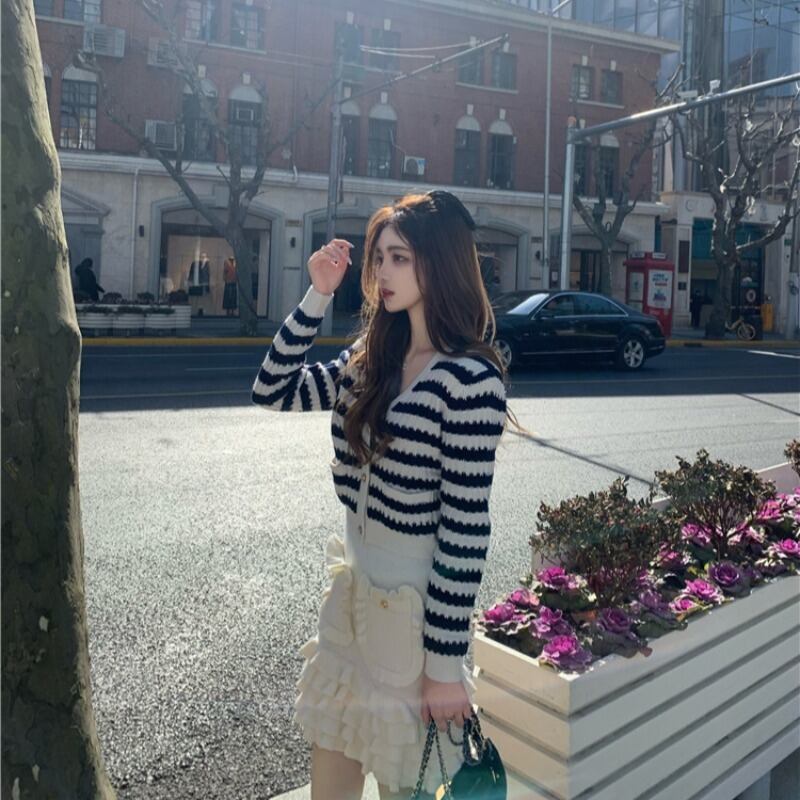 ニットセーター ショートスリムストライプカーディガンジャケット スプリングオータムVネックスタンダードトップス レトロ 春物 秋物 ブラックストロベリース59759736173