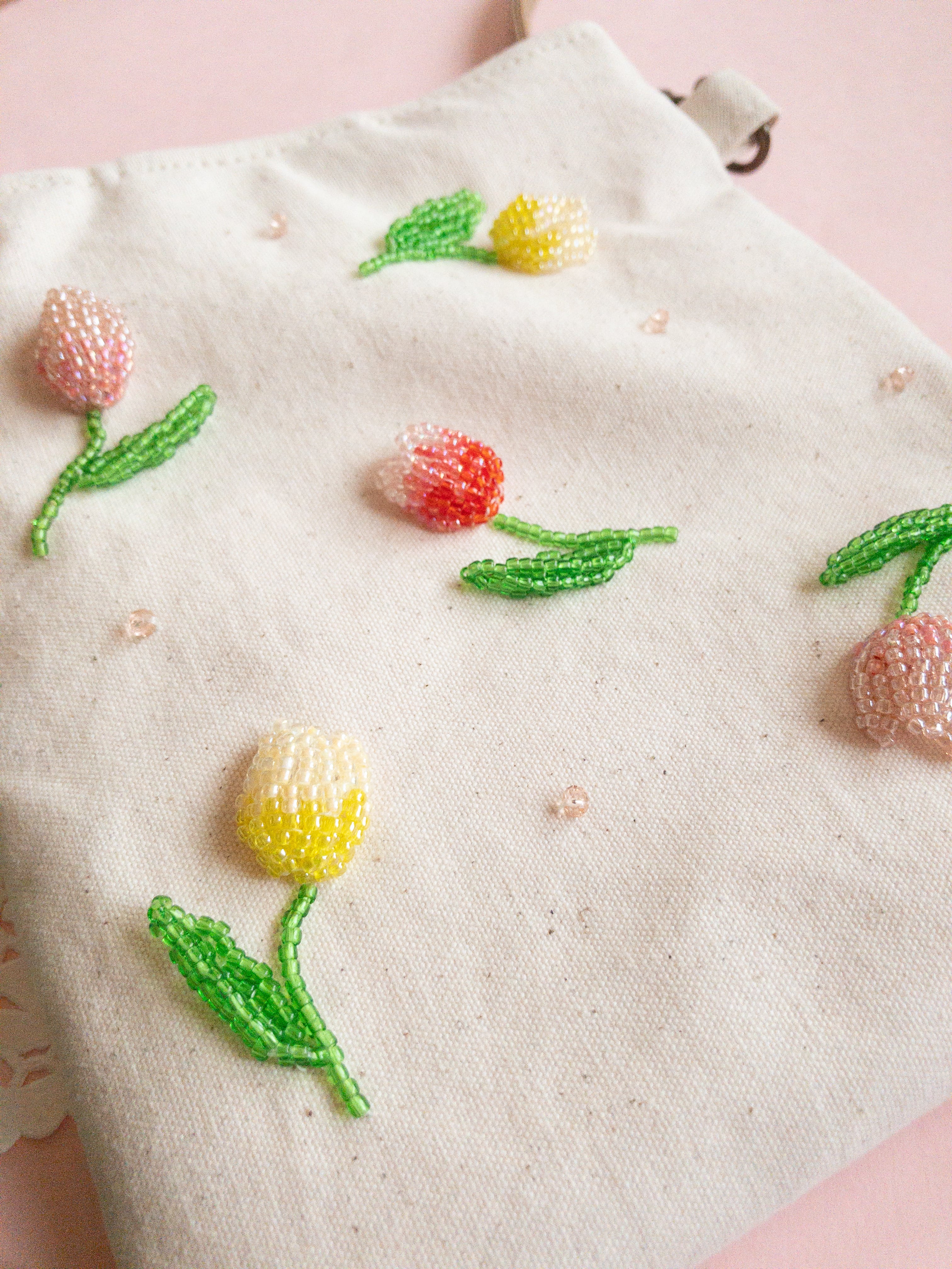 チューリップのビーズ刺繍スマホショルダー | うさのひみつきち