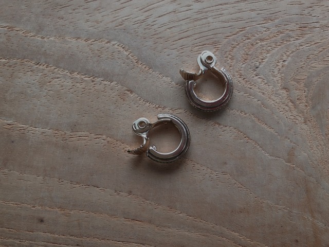 AMERICA Vintage gold color push on earring