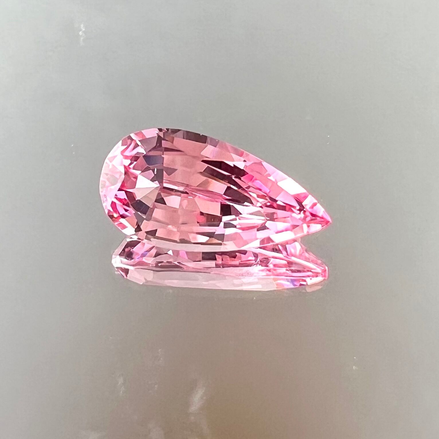 再結晶 ピンクサファイア ほんのりパパラチア 1.4ct ペアシェイプ ルース-