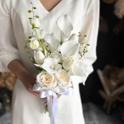 白カラー×チューリップクラッチブーケ☆ブートニア