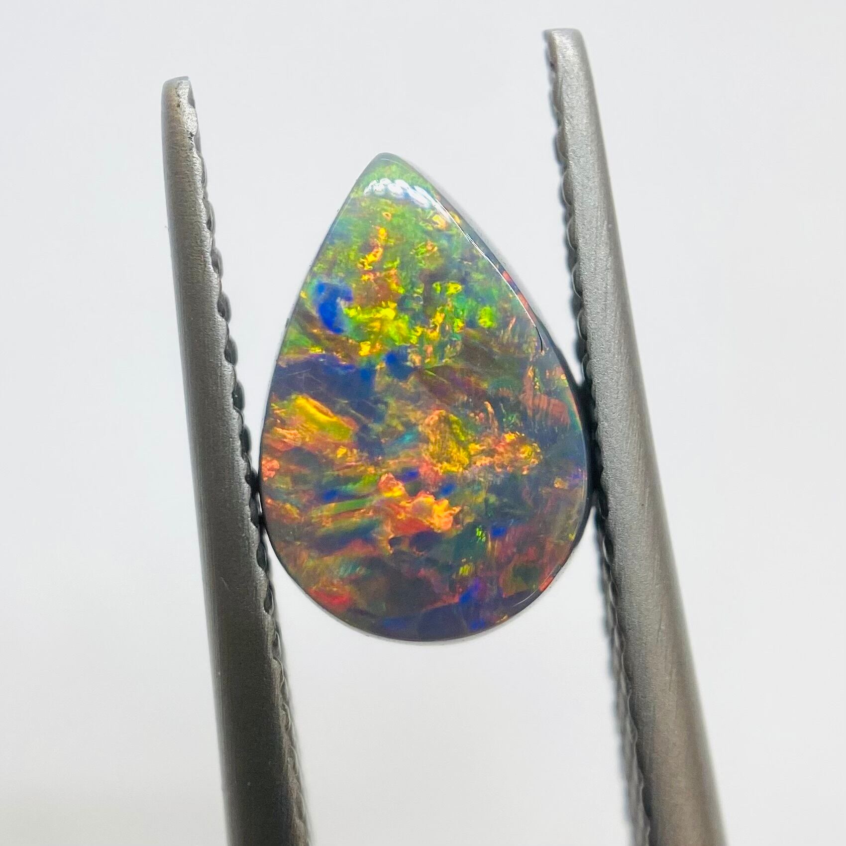 はっきり虹色、色よし形よしブラックオパール