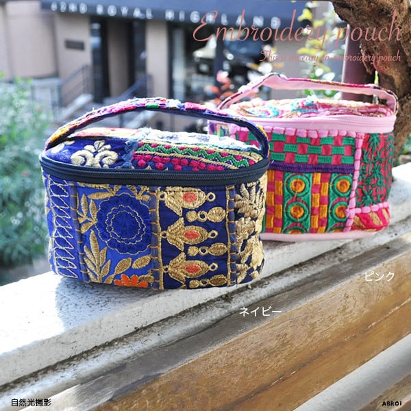 【 送料無料 メール便発送 】 コスメポーチ インド刺繍 ポーチ 化粧ポーチ おしゃれ かわいい Kawaii レディース 自立 立体型 バケット式 ブラシ入れあり 民族刺繍 民族ポーチ アジアンポーチ インドポーチ ハンドメイド リメイク アンティーク 古布 パッチワーク 一点もの お昼休み カワイイ 優れもの アジア アジアン雑貨 刺しゅう オリエンタル エスニック マルチポーチ コンパクト 世界の雑貨 民芸品 工芸品 人気ポーチ お洒落 ケース おすすめ アブロイ