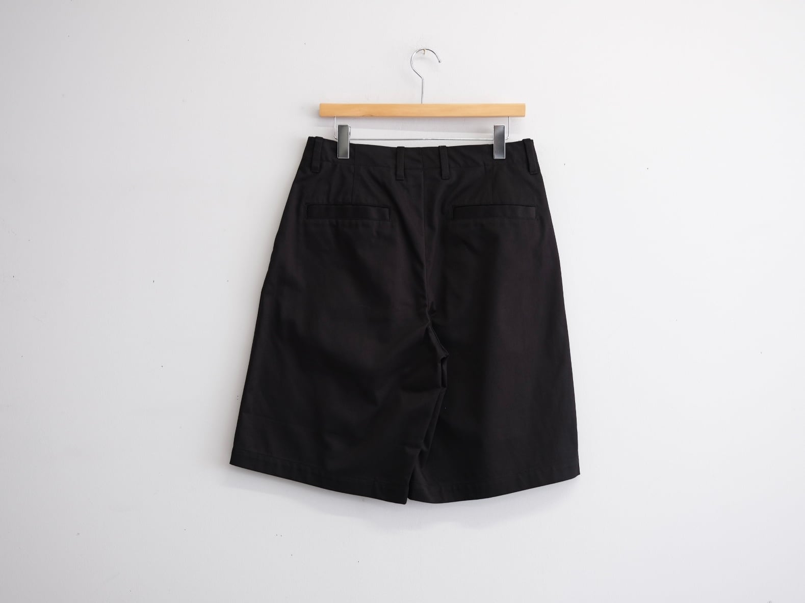 UNIVERSAL PRODUCTS.” NO TUCK CHINO SHORTS BLACK” | Lapel online store