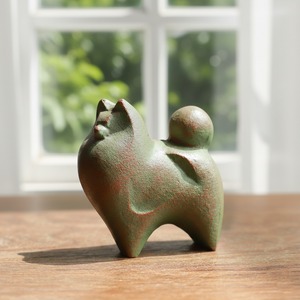 凛々しく立つ、ずっしりと力強い犬 2