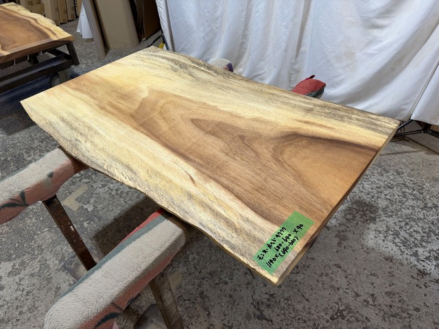 モンキーポッド9777　一枚板無垢 乾燥材　1140ｘ680-640ｘ40mm カウンター　センターテーブル　ダイニングテーブル