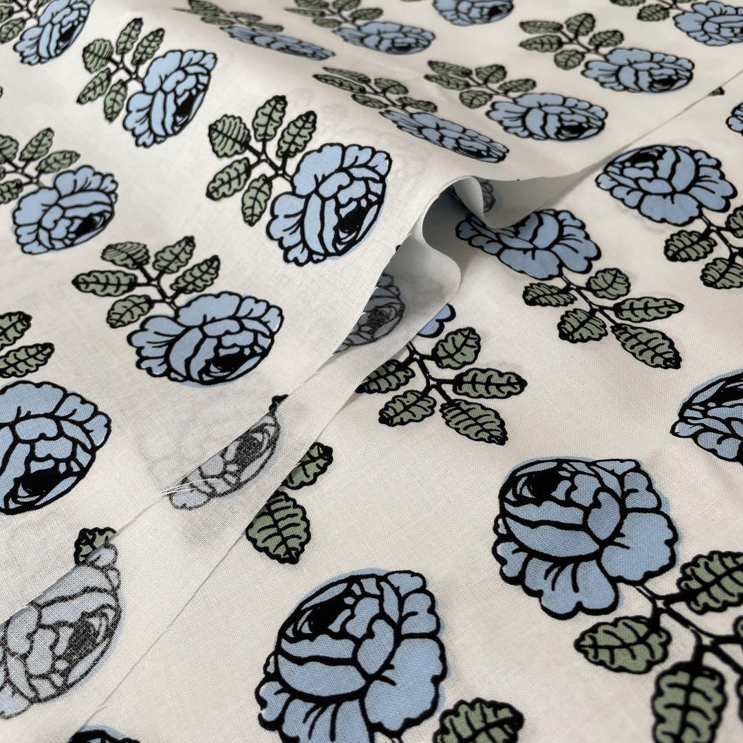 Vihkiruusu 青 ファブリック 生地 100cm ブルー クリスマスカラー はぎれ ハギレ マリメッコ marimekko 限定marimekko マリメッコ⁄Vihkiruusu コットンファブリック