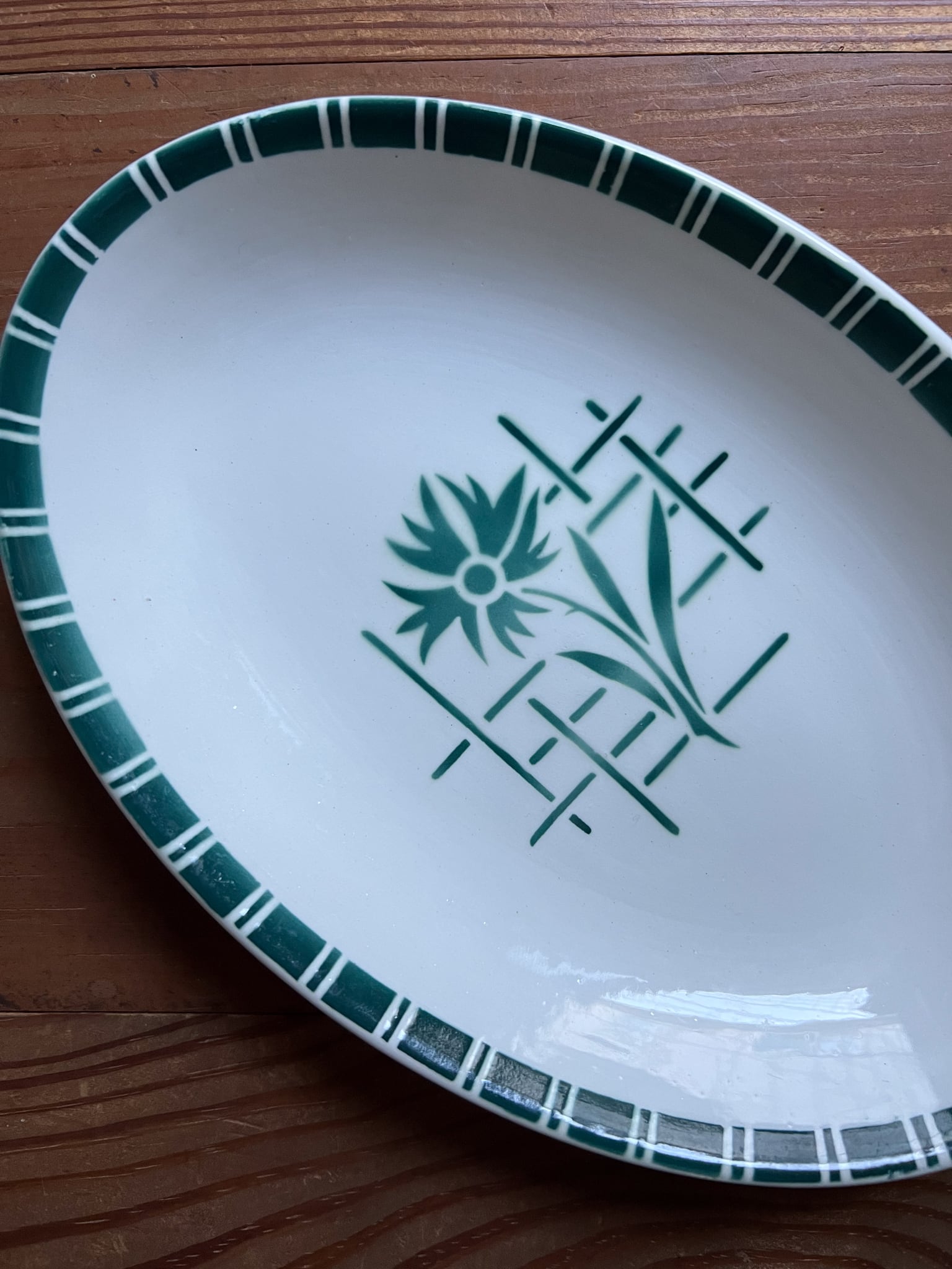 グリーンの小花がかわいい小さめのオーバルプレート サルグミンヌ・ディゴワン フレンチアンティーク