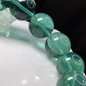 f53透明度有りグリーンフローライトブレスレット