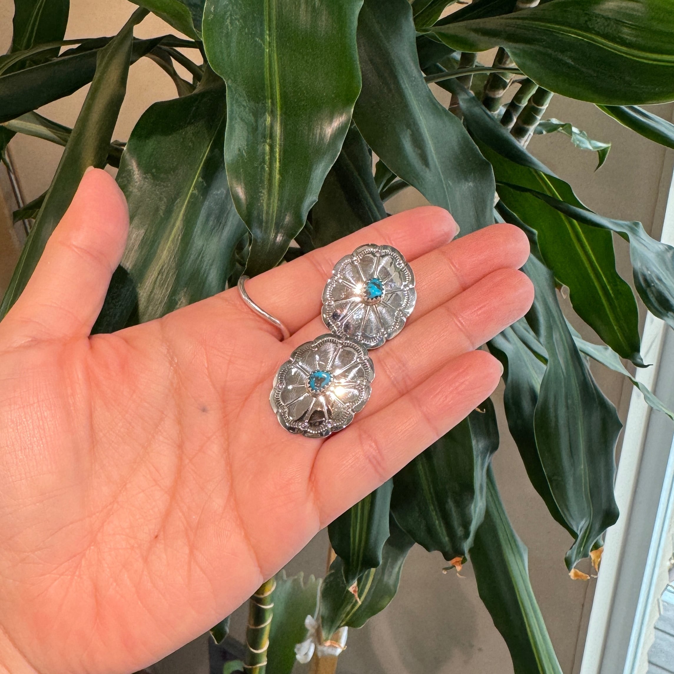 Indian Jewelry》 ターコイズ センター イン オーバル コンチョ ピアス